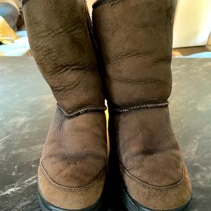 Ugg boot short boot.